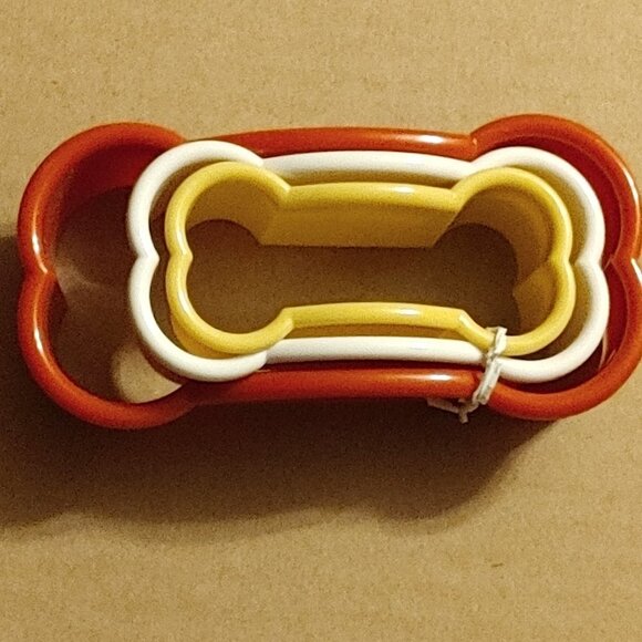 FUN Dog Bone Cookie Cutters PLASTIC Lot of 3 - Picture 1 of 4